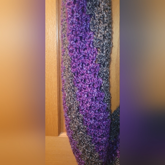 NWT purple and DARK GREY Women's Winter Scarf BEAUTIFUL HANDMADE CROCHET - Picture 4 of 4